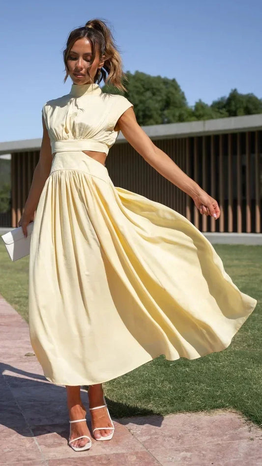 Vestido Jade midi com gola vertical, recortes laterais e cintura marcada, fotografado de frente em movimento ao ar livre.
