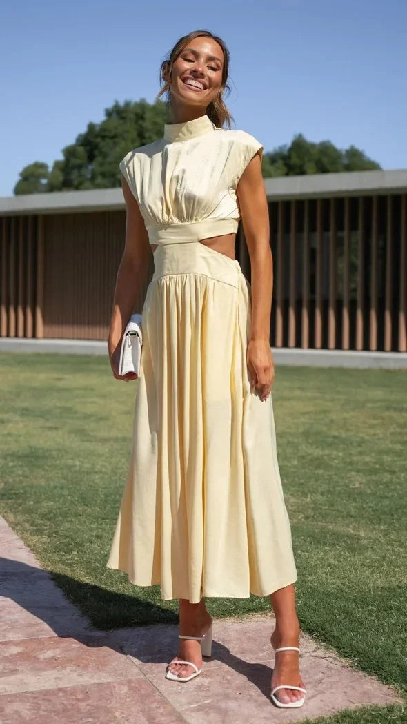 Vestido Jade midi com gola vertical, recortes laterais e cintura marcada, fotografado de frente em ambiente externo.