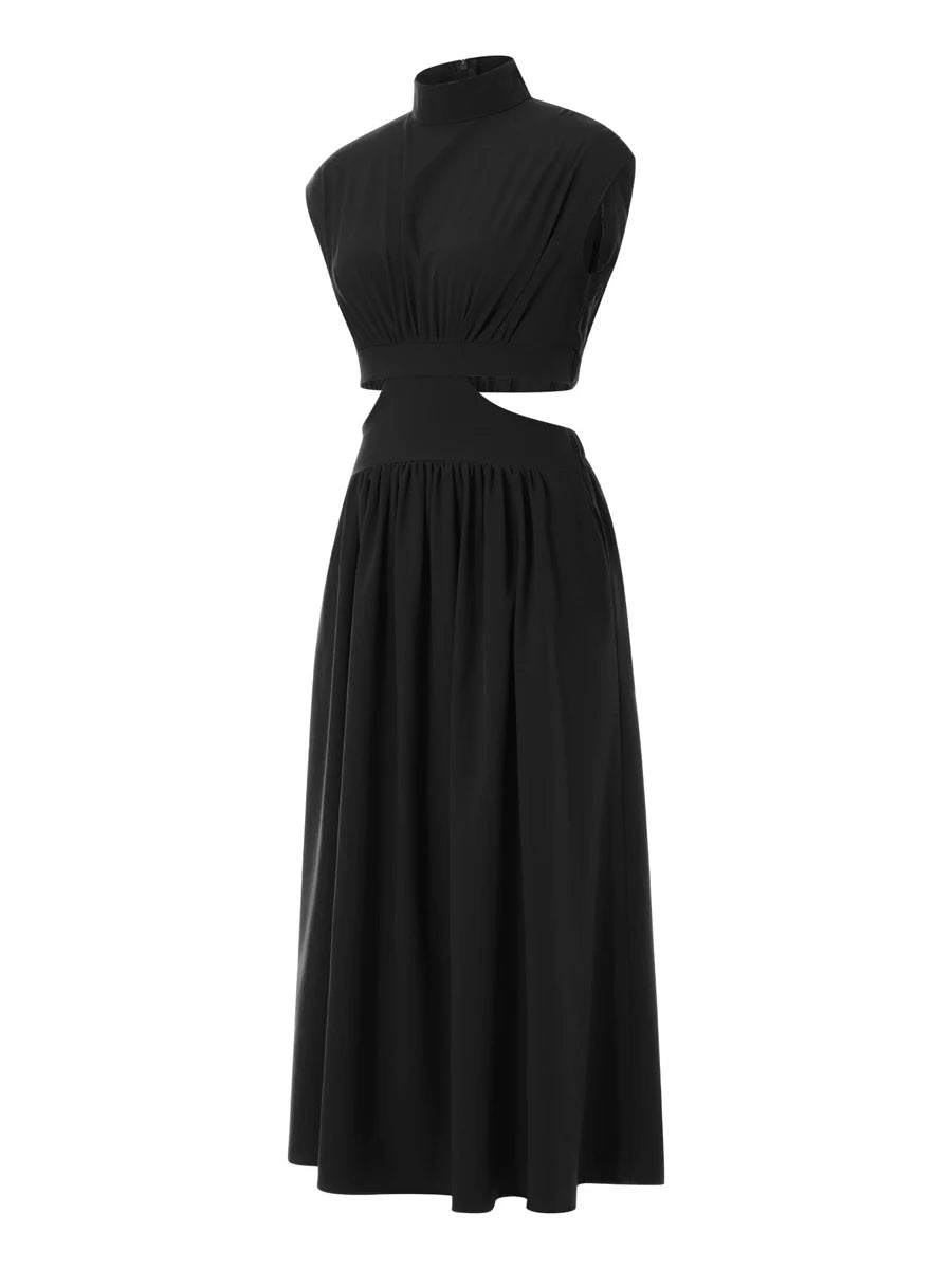 Vista traseira do Vestido Jade midi preto com gola vertical, recortes laterais e saia fluida.