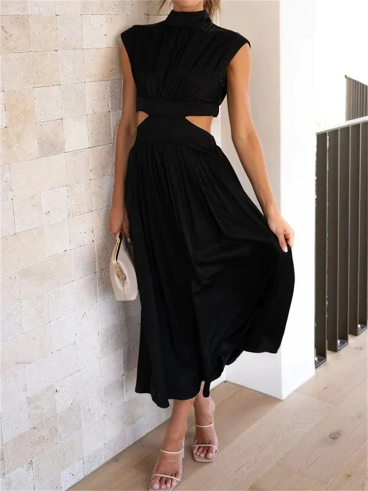 Vestido Jade midi preto com gola vertical, recortes laterais e cintura marcada, fotografado de frente.
