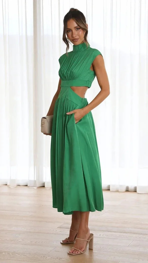 Vestido Jade midi verde com gola vertical, recortes laterais e cintura marcada, fotografado de frente.