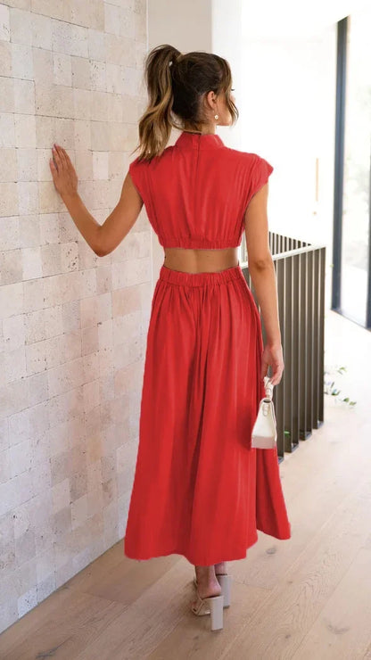 Vista traseira do Vestido Jade midi vermelho com gola vertical, recortes laterais e cintura marcada.
