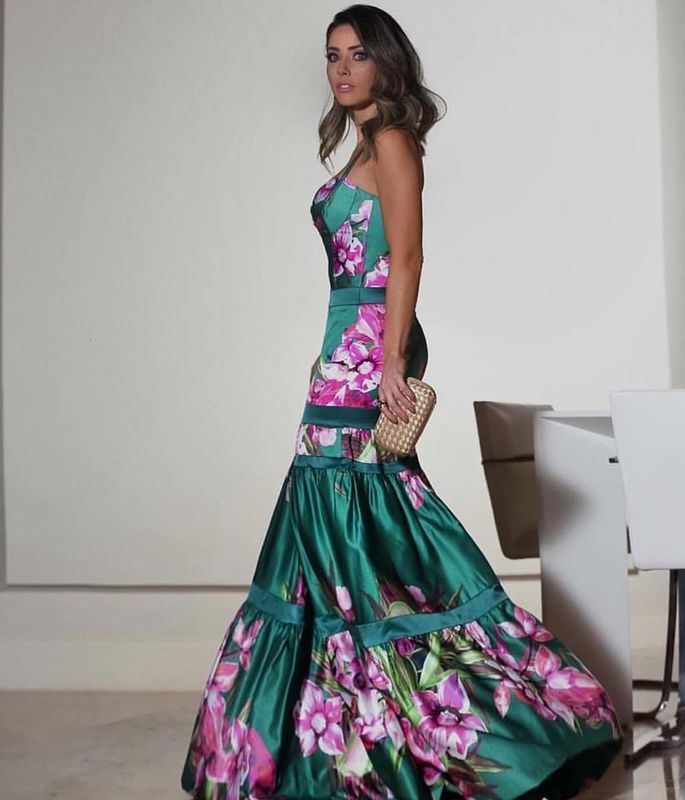 Vestido Jasmin longo estampado, vista lateral, detalhe da saia em camadas