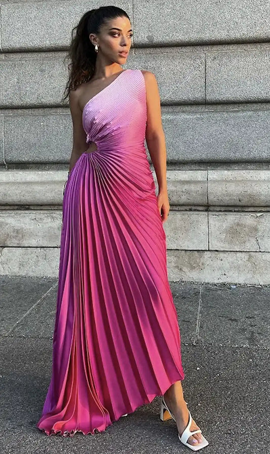 Vestido Júlia longo plissado de um ombro só, frente inteira, com recorte lateral elegante e caimento sofisticado.