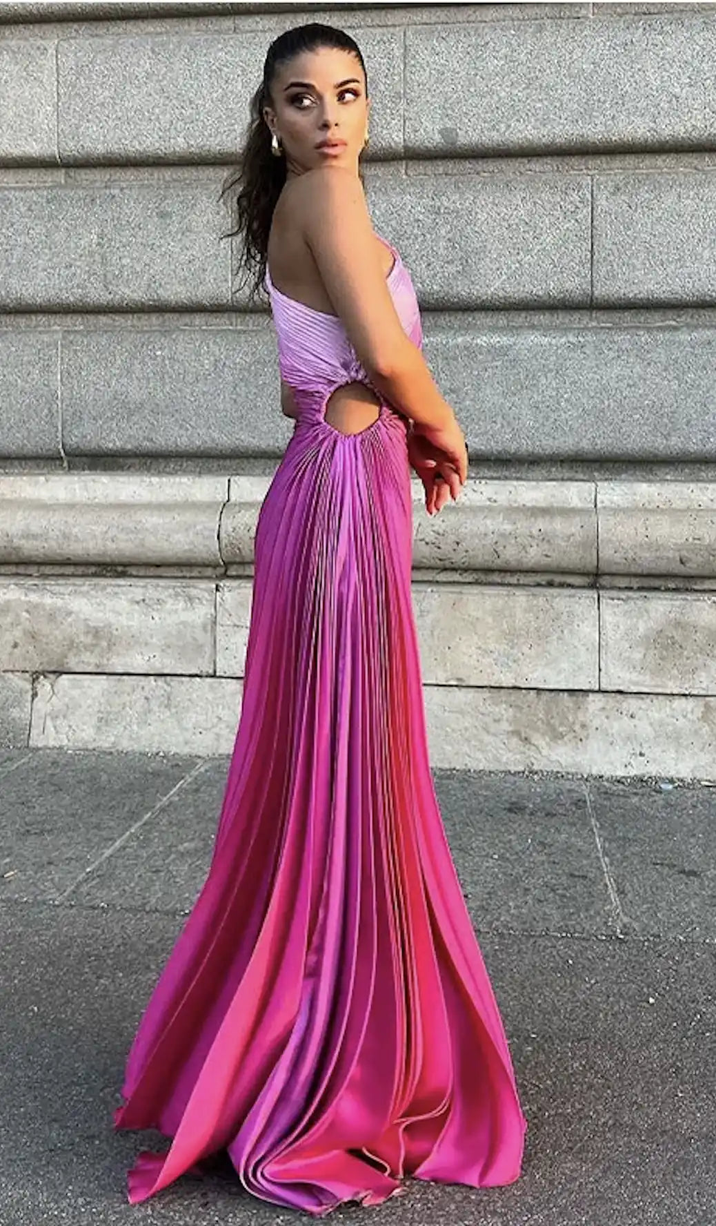 Vestido Júlia plissado longo, vista lateral, destacando caimento fluido e detalhe do recorte moderno.