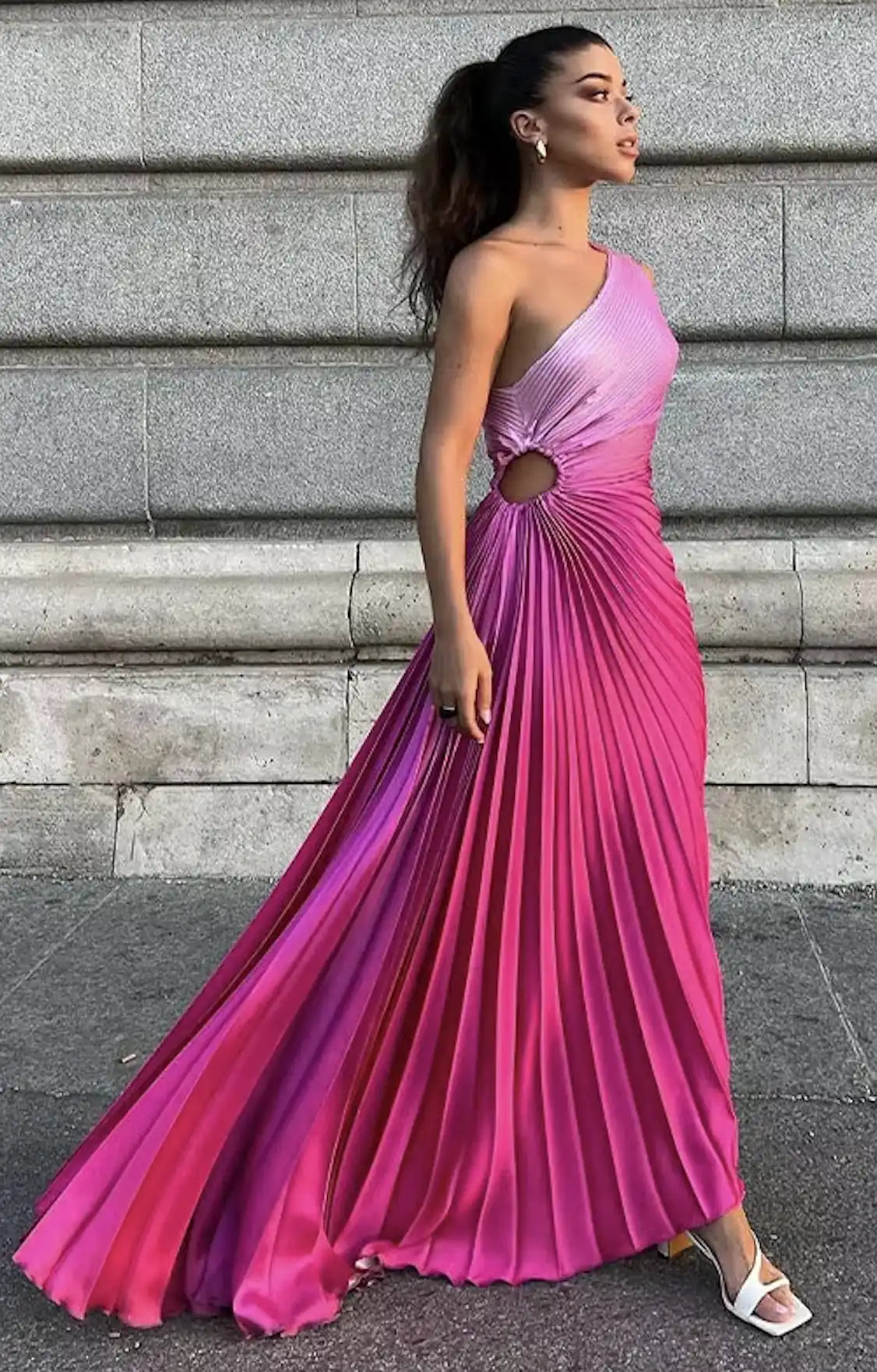 Vestido Júlia longo plissado de um ombro só, em movimento, evidenciando o volume e fluidez da saia.