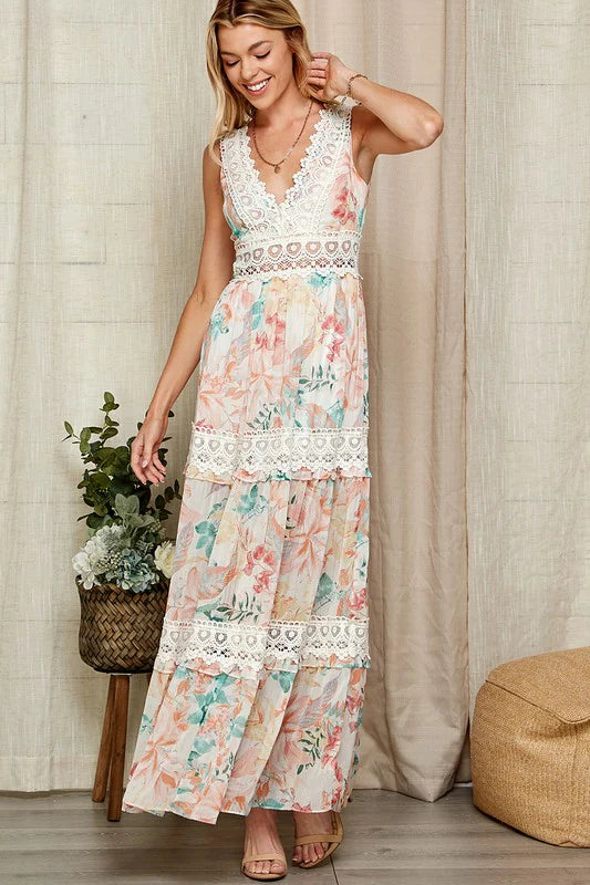 Vestido Lili longo com renda delicada e estampa floral visto de frente