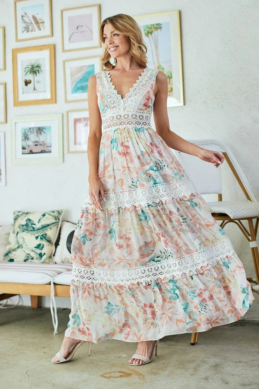 Vestido Lili longo floral com saia fluida em movimento e renda aplicada