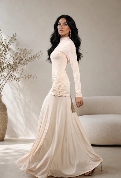 Vestido longo Agata da Dress Eleven em malha creme com gola alta e manga longa, vista frontal.
