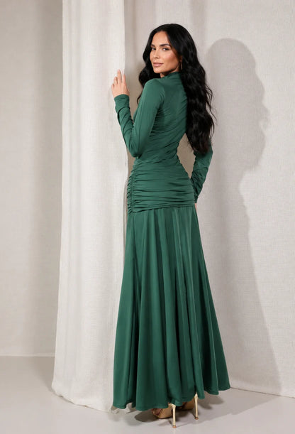 Modelo vestindo o vestido longo Agata Dress Eleven, look completo Old Money.