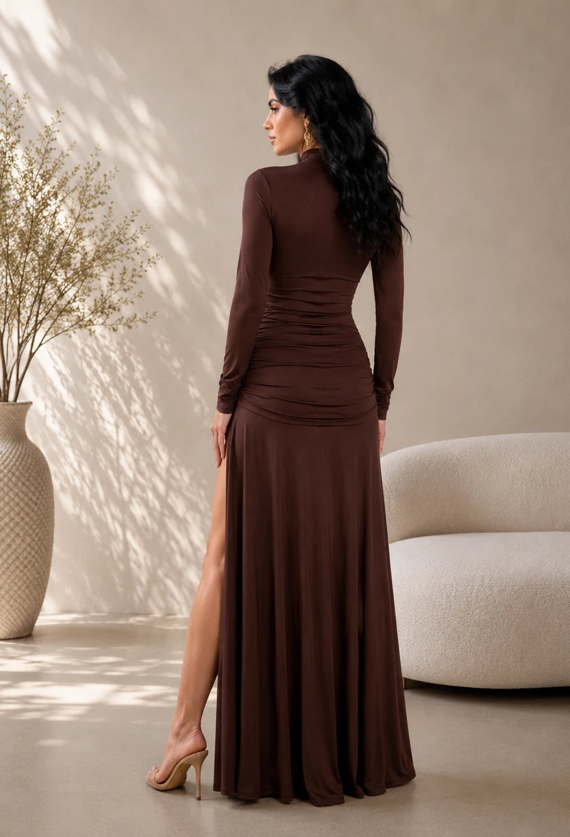 Vestido longo Agata marrom da Dress Eleven, vista das costas com caimento fluido.