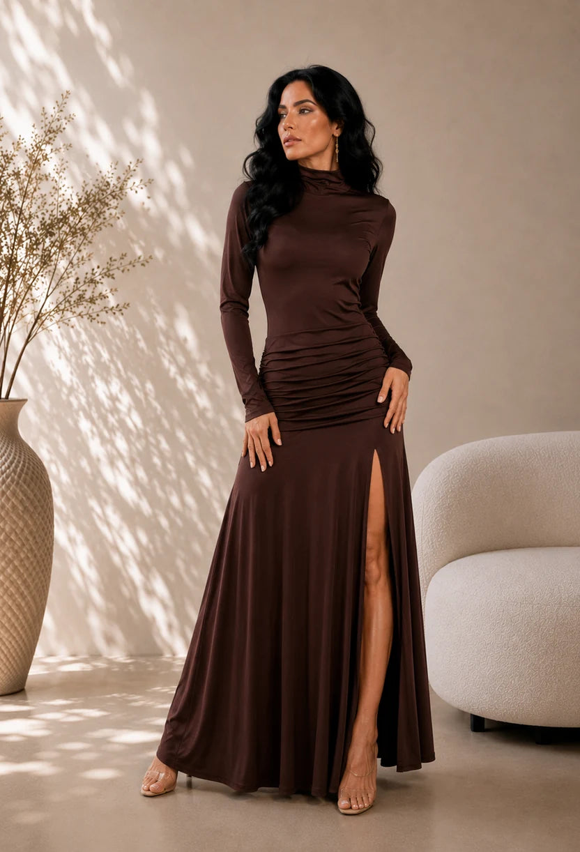 Vestido longo Agata marrom da Dress Eleven com fenda lateral e franzido na cintura.