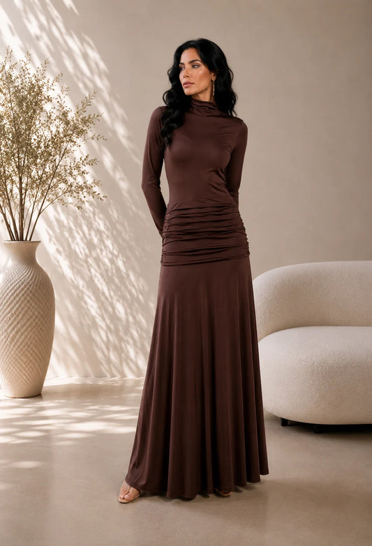 Vestido longo Agata da Dress Eleven em malha marrom com gola alta e manga longa, vista frontal.