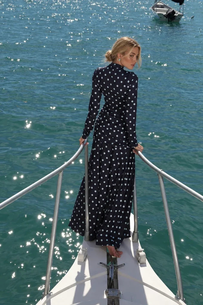 Costas do vestido longo Ágata poá preto: gola alta fechada e saia longa fluida — Dress Eleven