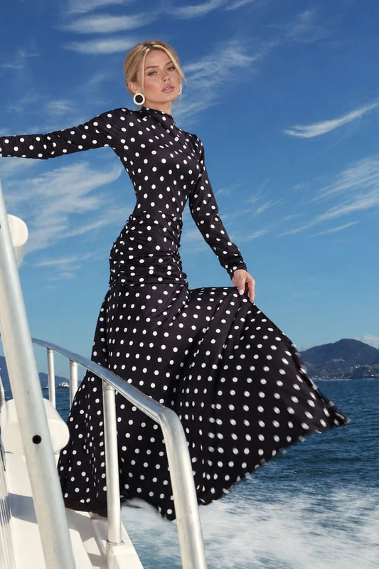 Vestido longo Ágata poá preto com gola alta, manga longa e saia longa em movimento — Dress Eleven