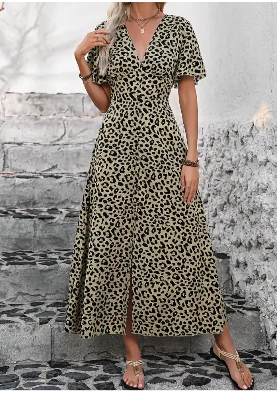 Vestido longo animal print com decote em V, modelagem fluida e caimento sofisticado.