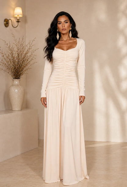 Vestido longo Aura da Dress Eleven em areia, vista das costas.