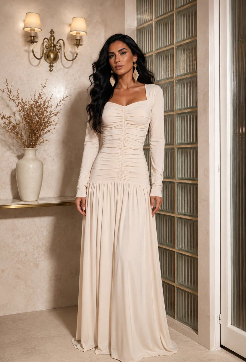 Vestido longo Aura da Dress Eleven em areia, detalhe da manga longa.