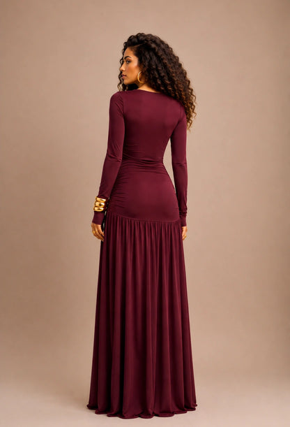 Vestido longo Aura da Dress Eleven em marsala, vista de corpo inteiro.
