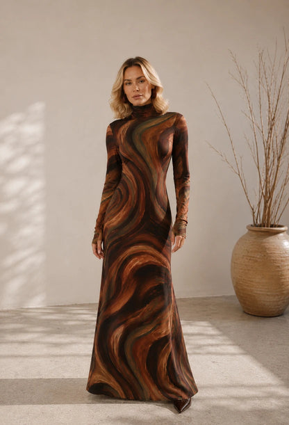 Caimento evasê do vestido longo Ayla Dress Eleven com estampa abstrata marrom e verde-oliva.