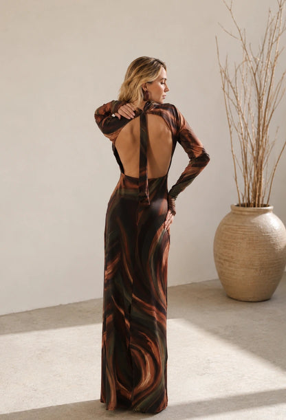 Vestido longo Ayla Dress Eleven, vista das costas com abertura e amarração na nuca.