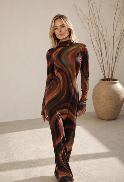 Vestido longo Ayla da Dress Eleven em estampa abstrata terracota com gola alta e manga longa