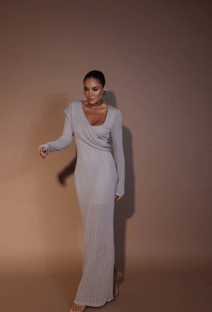Vestido longo Bella Dress Eleven cinza, corpo inteiro em malha tricô.