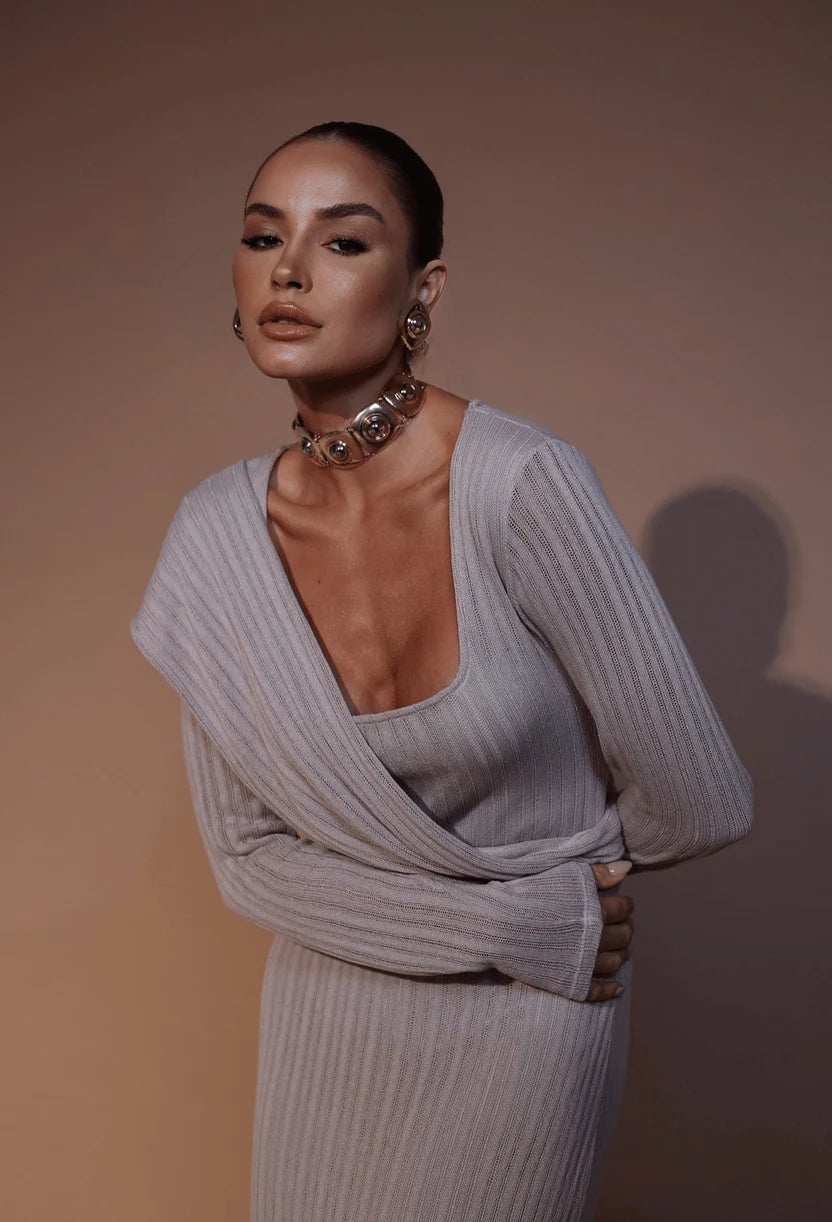 Vestido longo Bella Dress Eleven cinza, detalhe do decote quadrado.