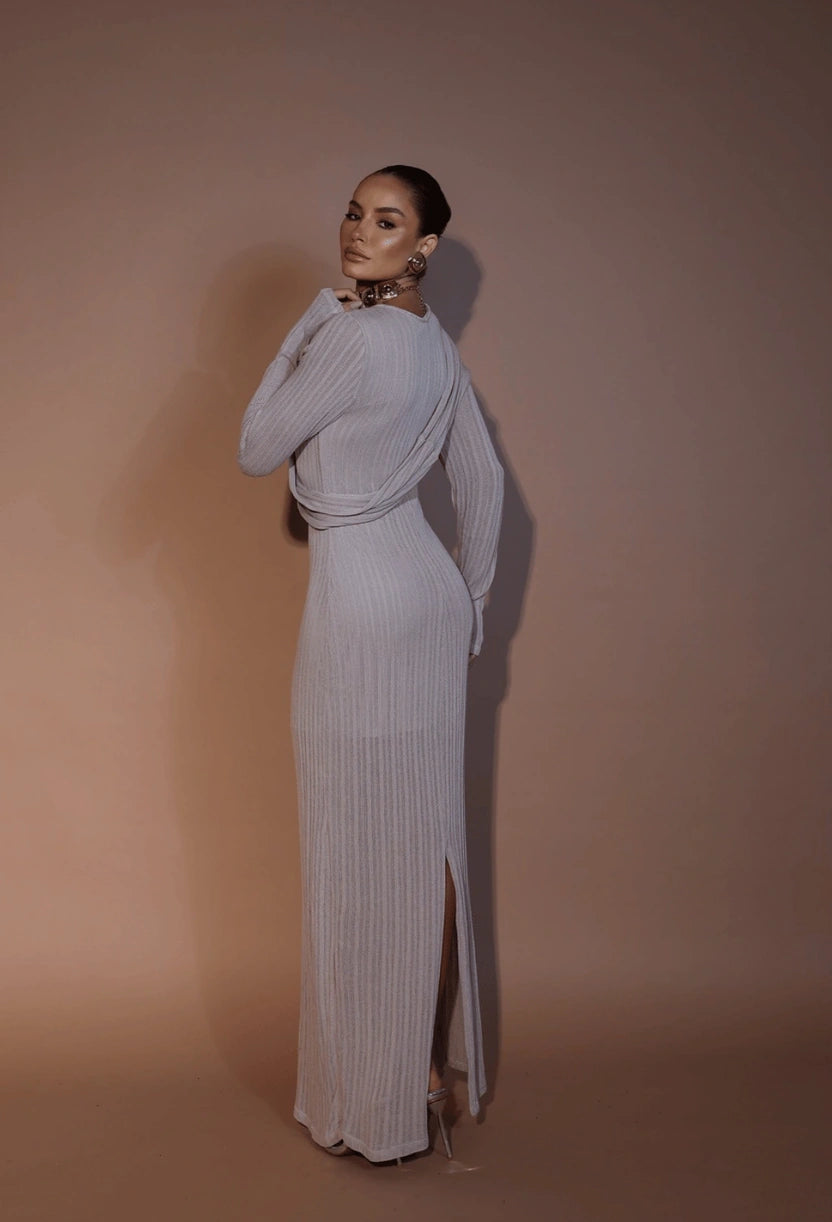 Vestido longo Bella Dress Eleven cinza, vista lateral com caimento longo.