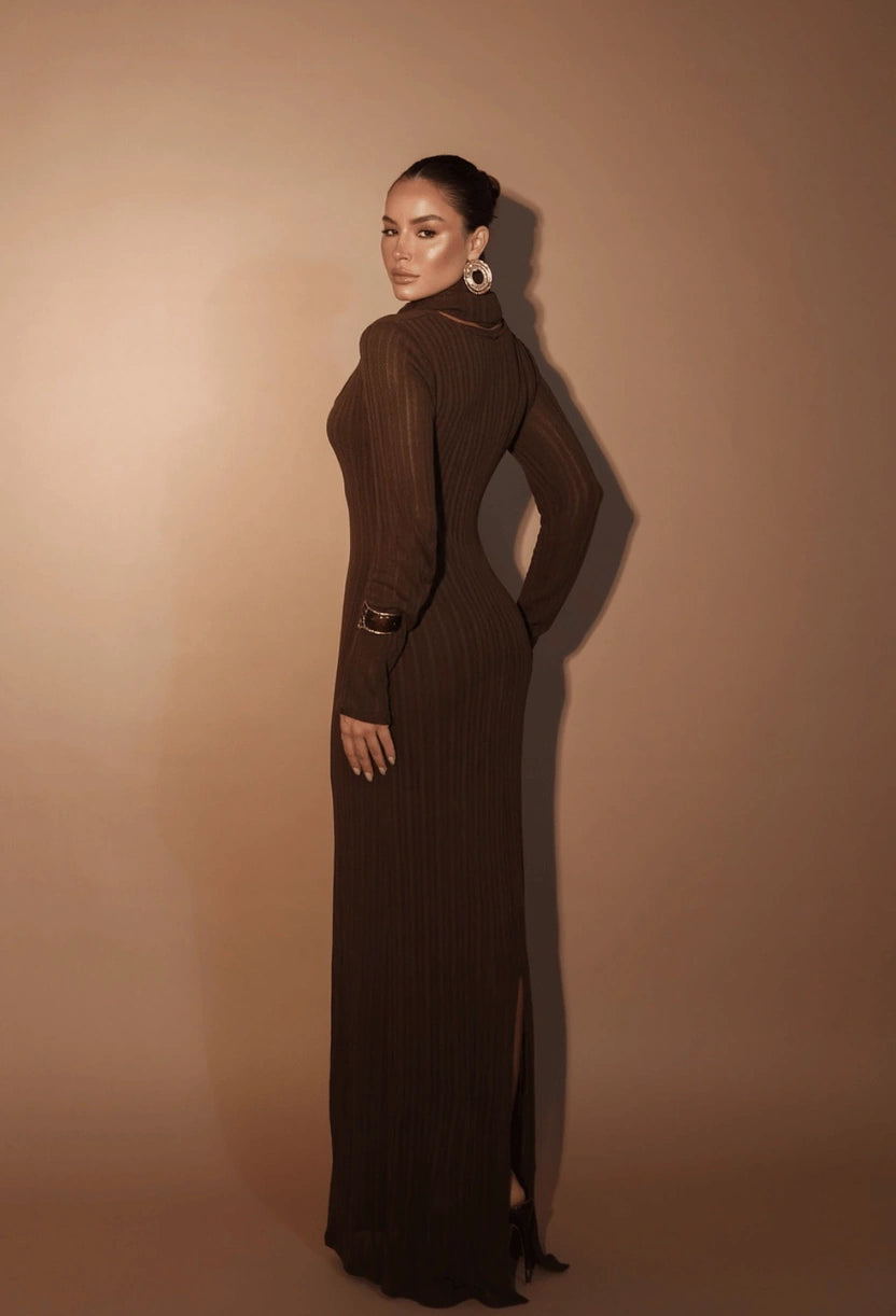 Vestido longo Bella Dress Eleven marrom, detalhe do decote quadrado.