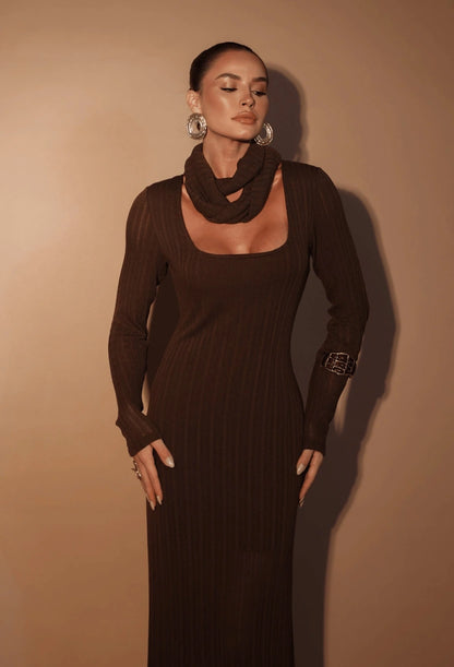 Vestido longo Bella Dress Eleven em malha tricô marrom, vista frontal com decote quadrado.