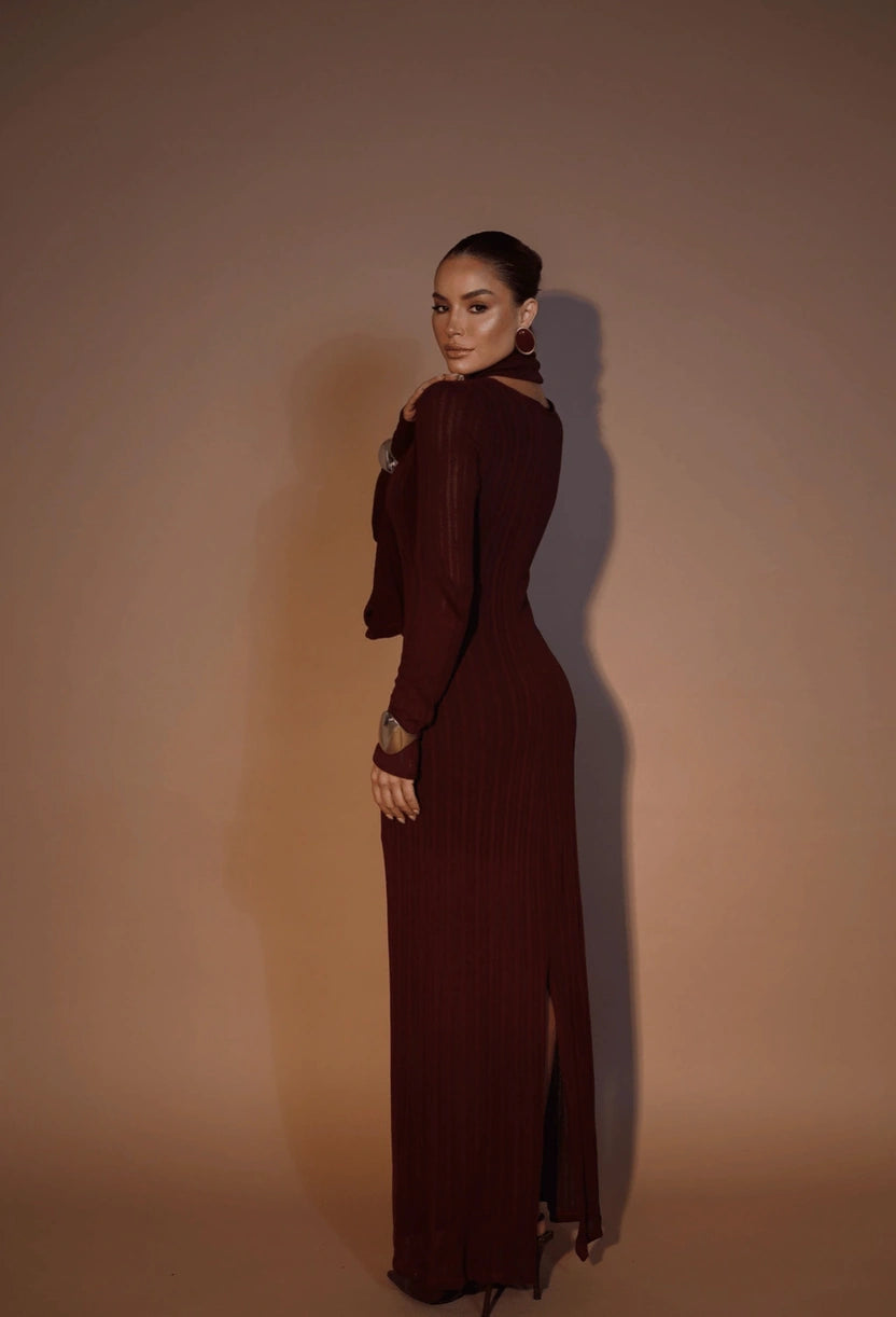 Vestido longo Bella Dress Eleven marsala, detalhe do decote quadrado.