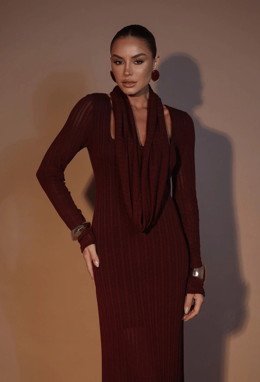 Vestido longo Bella Dress Eleven em malha tricô marsala, vista frontal com decote quadrado.