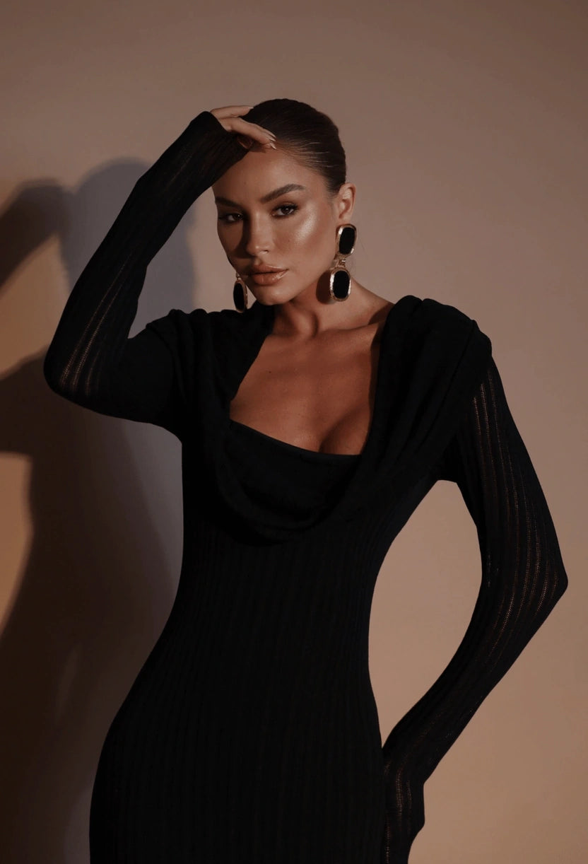 Vestido longo Bella Dress Eleven em malha tricô preto, vista frontal com decote quadrado.