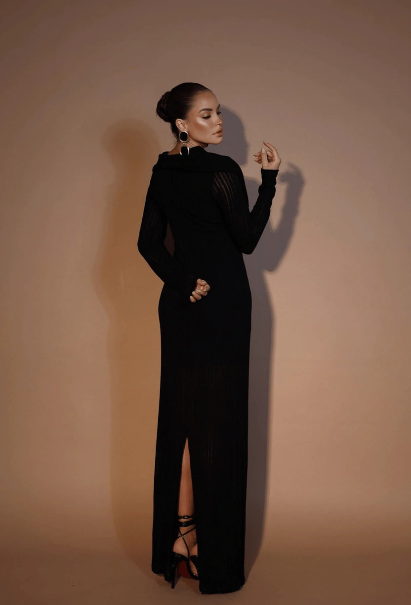 Vestido longo Bella Dress Eleven preto, vista lateral com caimento longo.