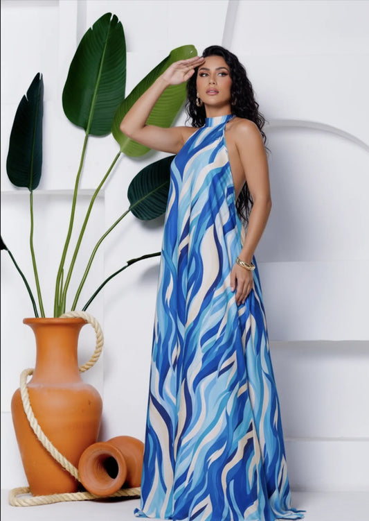 Longo Blue Dress11 com modelagem ampla e gola alta, confeccionado em tecido fluity leve com estampa em tons de azul.
