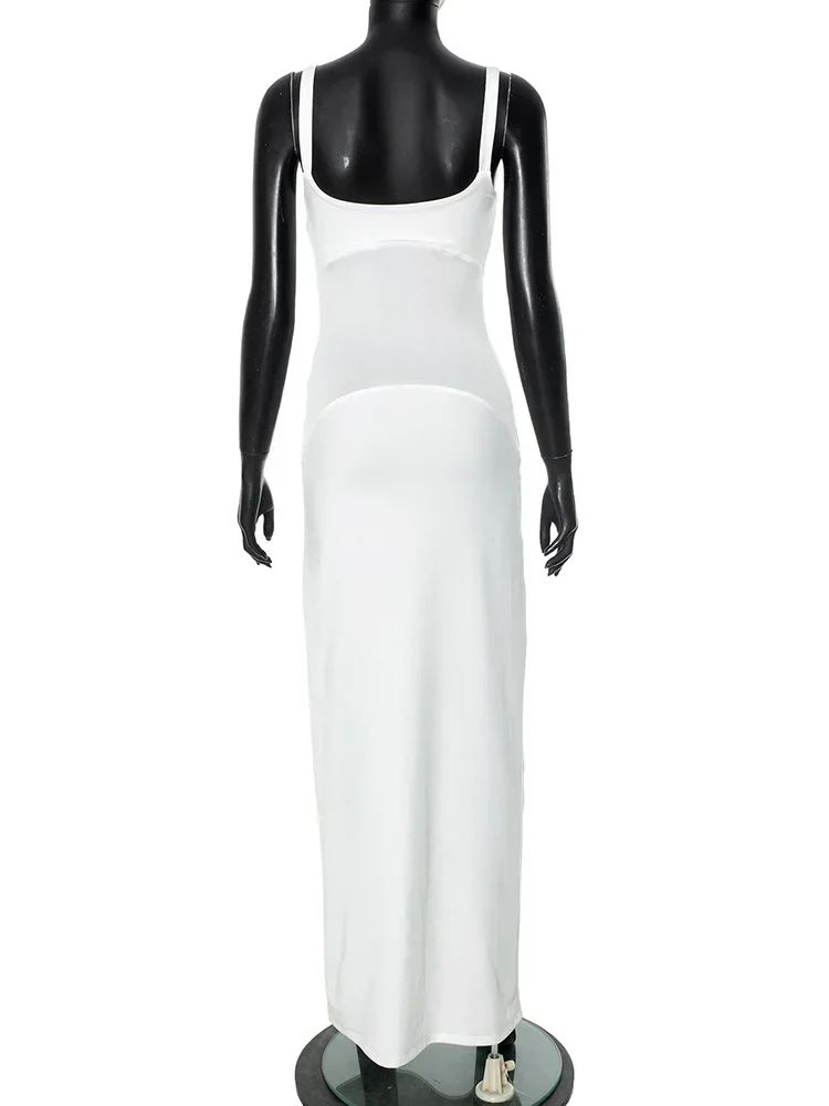 Vestido branco com alças finas, costas lisas e modelagem justa – visão traseira em manequim.