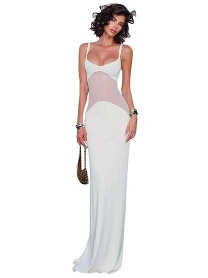 Vestido branco colado com recorte frontal transparente – visual sensual e elegante ao entardecer.