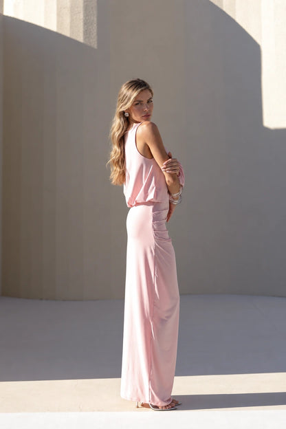 Vestido longo Candy rosa da Dress Eleven de perfil, caimento blusê e saia justa