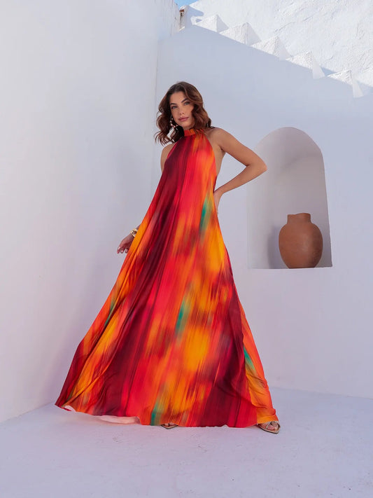 Longo Colors Dress11 com modelagem ampla e gola alta, confeccionado em tecido fluity de toque leve e caimento fluido.