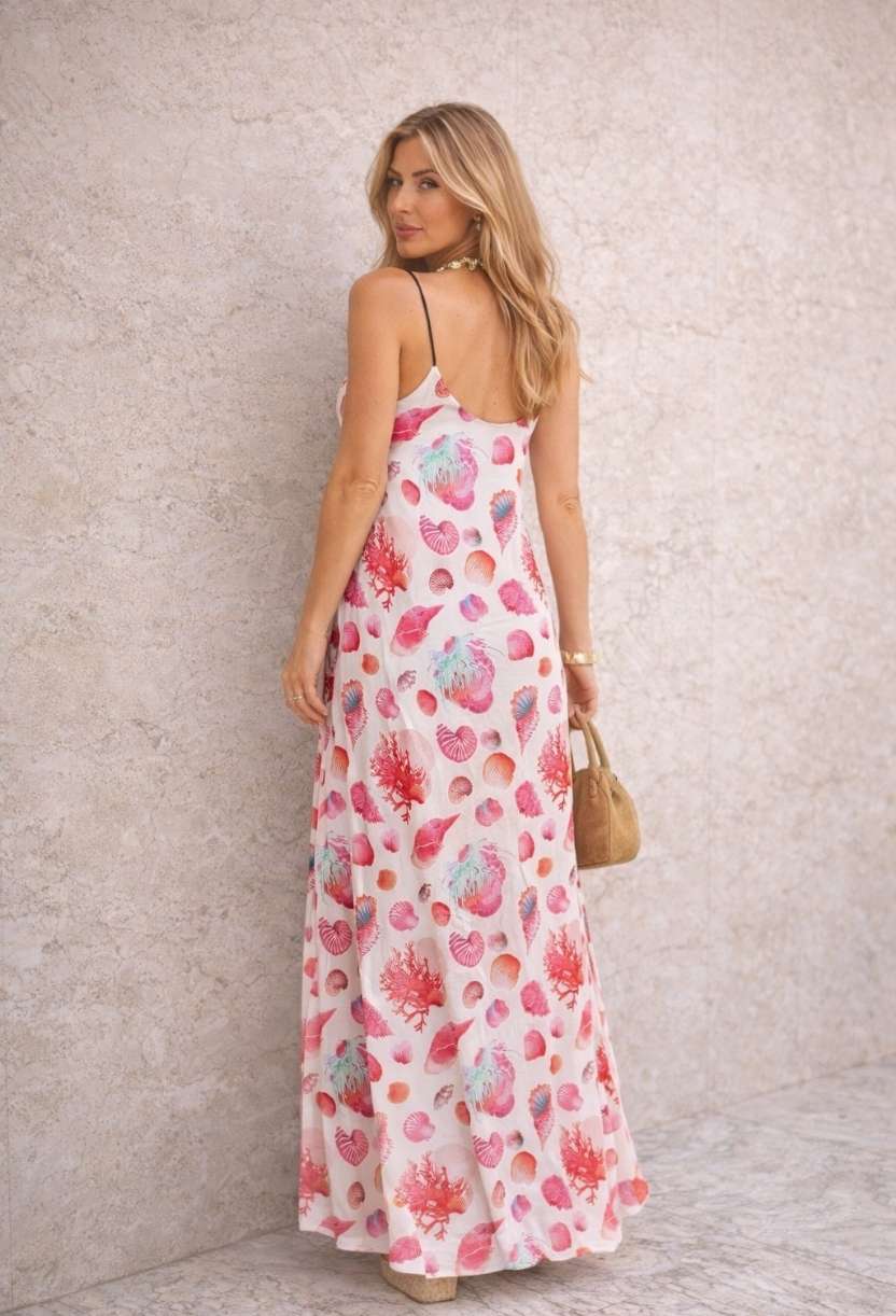 Detalhe das costas do vestido longo Corália Dress Eleven, mostrando o caimento leve e as alças finas em estampa marinha.