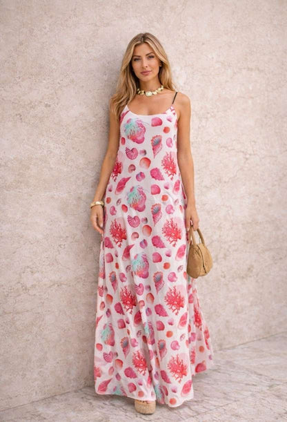 Vestido longo fluido Corália da Dress Eleven, com estampa exclusiva de conchas e corais rosa, vista frontal de corpo inteiro.
