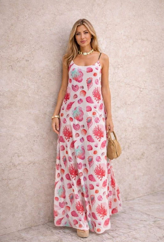 Vestido longo fluido Corália da Dress Eleven, com estampa exclusiva de conchas e corais rosa, vista frontal de corpo inteiro.