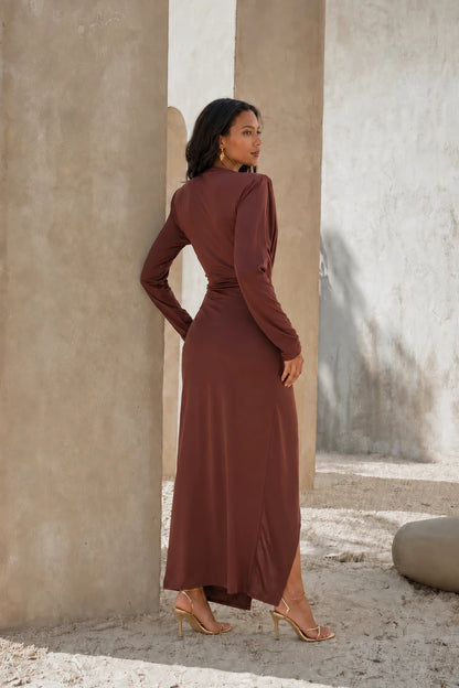 Vestido longo Desirée Dress Eleven marrom chocolate, vista de costas mostrando caimento fluido e fenda