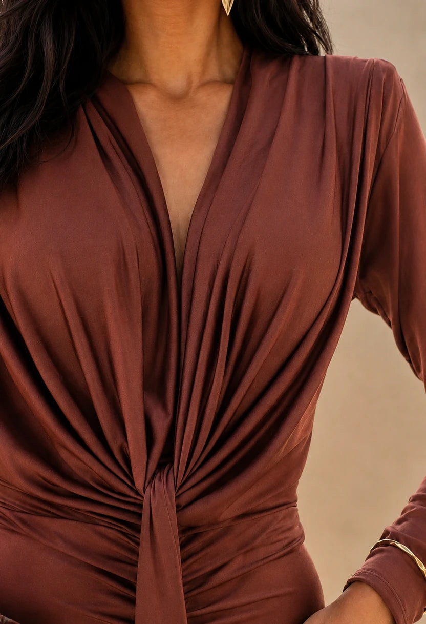 Detalhe do decote V e do no frontal drapeado do vestido Desiree Dress Eleven em marrom chocolate