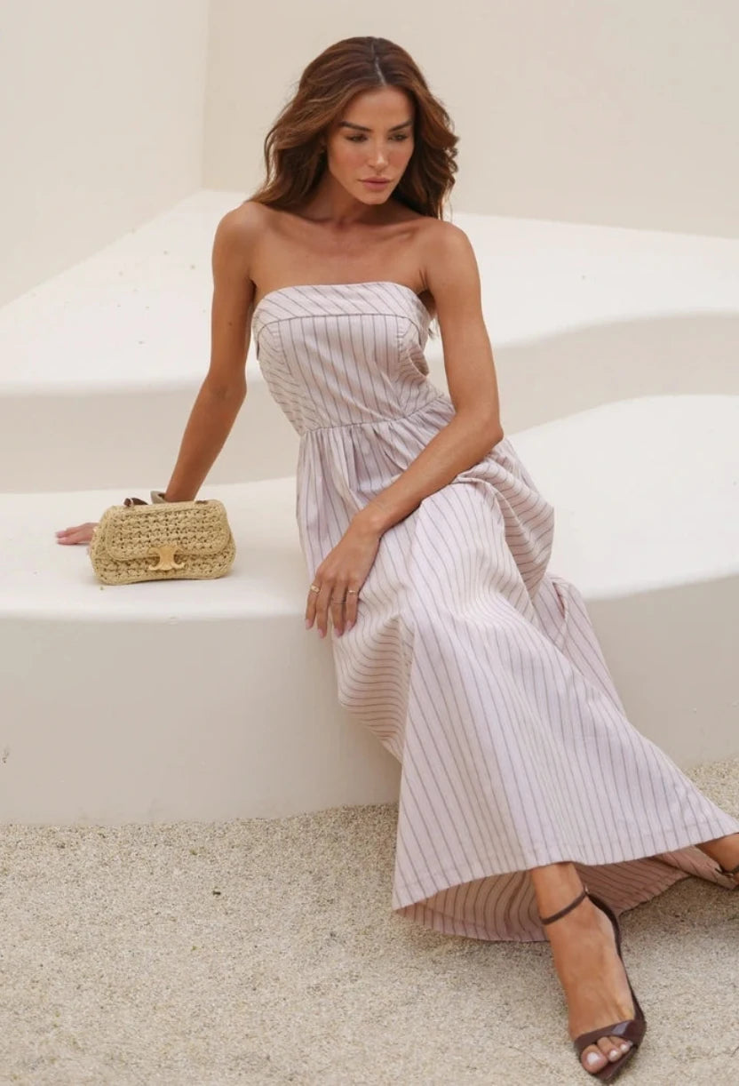Mulher sentada com vestido longo bege de algodao para casamento de dia
