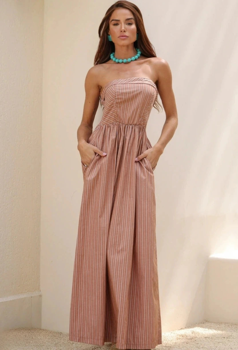 Vestido longo chocolate tomara que caia listrado com bolsos, da Dress Eleven