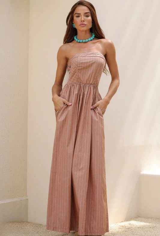 Vestido longo chocolate tomara que caia listrado com bolsos, da Dress Eleven