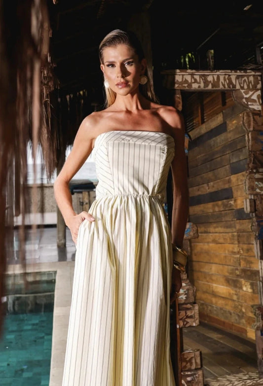 Vestido longo manteiga tomara que caia listrado com bolsos, da Dress Eleven