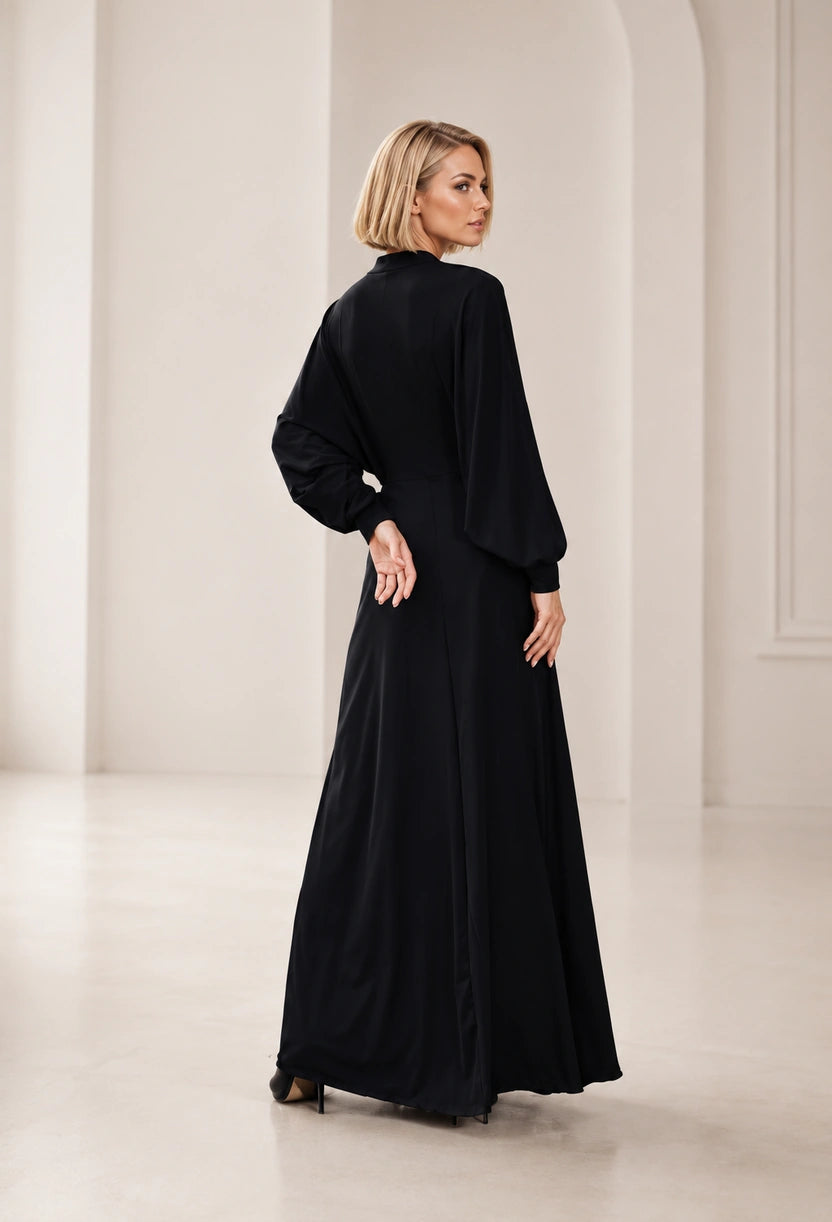 Vestido longo Dira Dress Eleven preto, detalhe do nó na cintura e saia sobreposta.